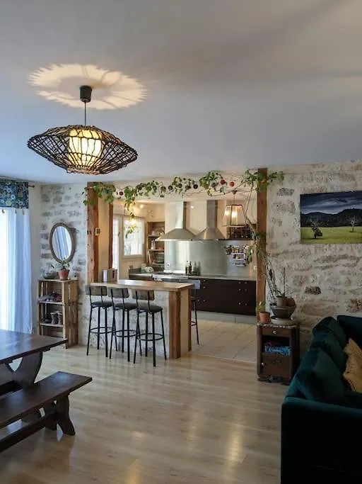 Holiday home Gite Au Coeur Du Vignoble De Cahors, 5 Chambres Villeseque
